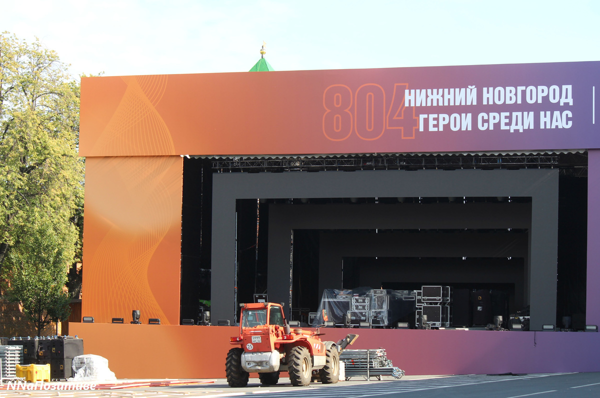 На площади Минина и Пожарского монтируют сцену