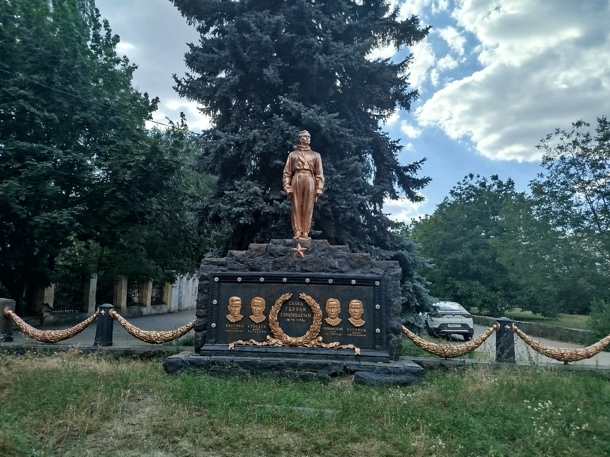 Памятник стратонавтам (экипажу стратостата, который потерпел крушение в Сталино - современном Донецке летом 1938 года) возле Дворца Спорта "Шахтёр" в начале бульвара Пушкина.