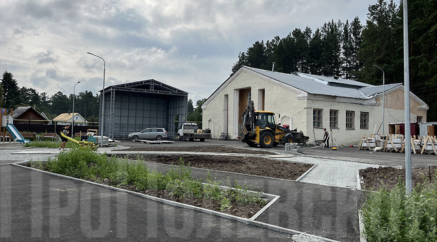 Рядом с Домом культуры посёлка благоустраивают большую территорию, на которой будет новый сценический комплекс, детская и спортивная площадки, зона отдыха, парковка и новая уличная мебель
