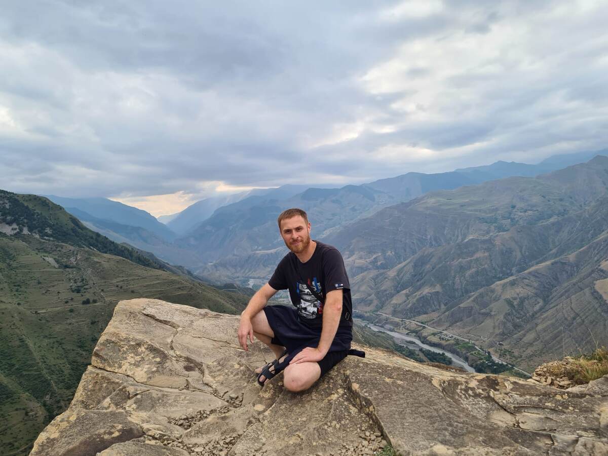 Супруг на скальном выступе