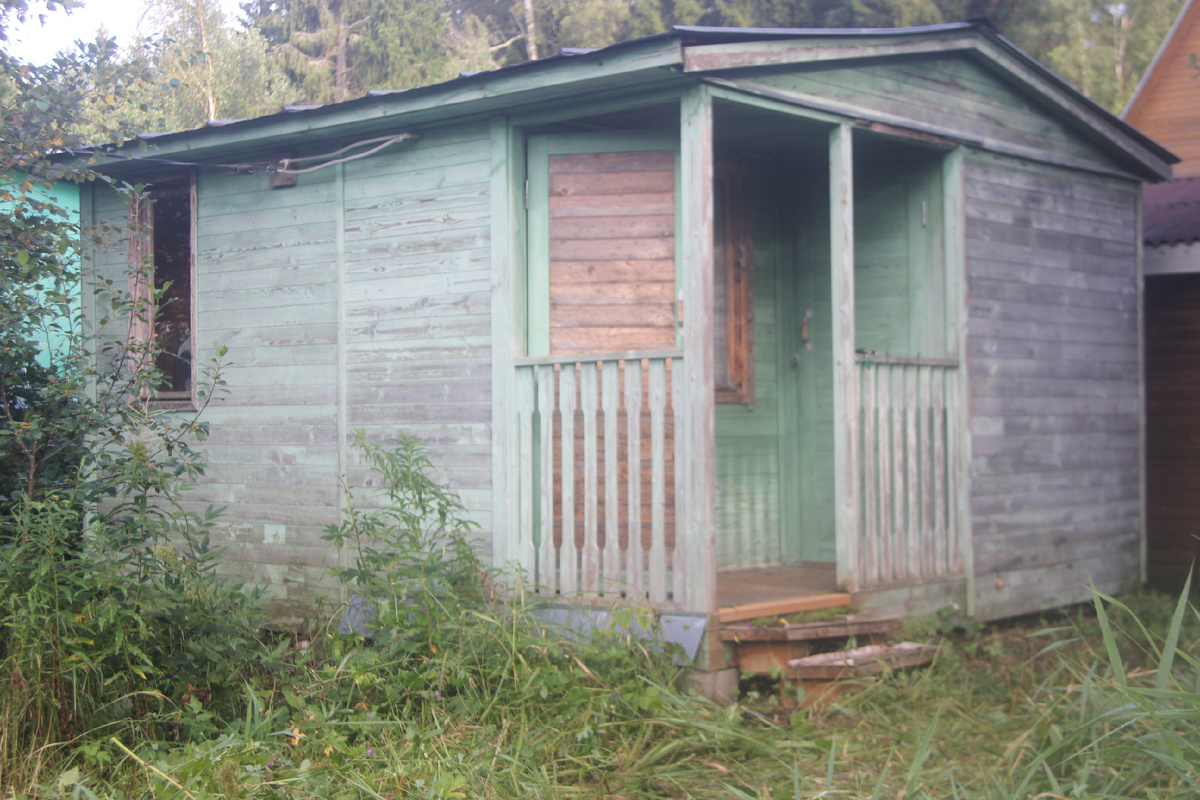 Фотография от 10 августа 2025 года. СНТ "Кадр", участок 51, домик 4Х4м, двери в туалет и ком.