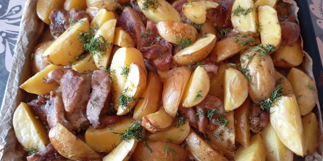 Молодой картофель запечённый с мясом в духовке.