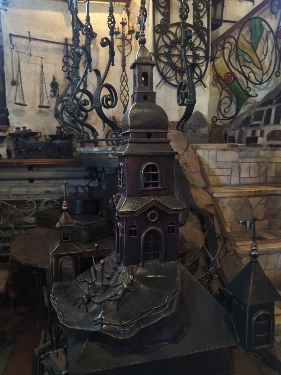 Это крышка на столб забора всего лишь, а какая красота!