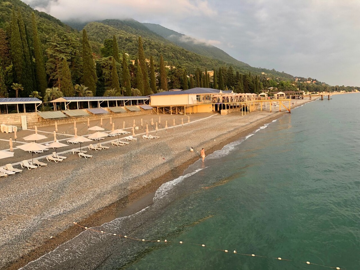 На пляже всегда в доступе свободные шезлонги под зонтиками. Фото: Amra Park-hotel & SPA / Яндекс Путешествия