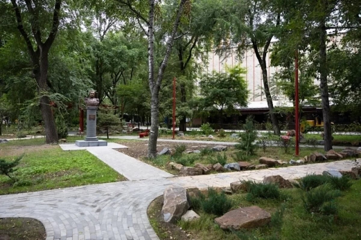    Мэр Владивостока и общественники проверили благоустройство сквера Кутузова