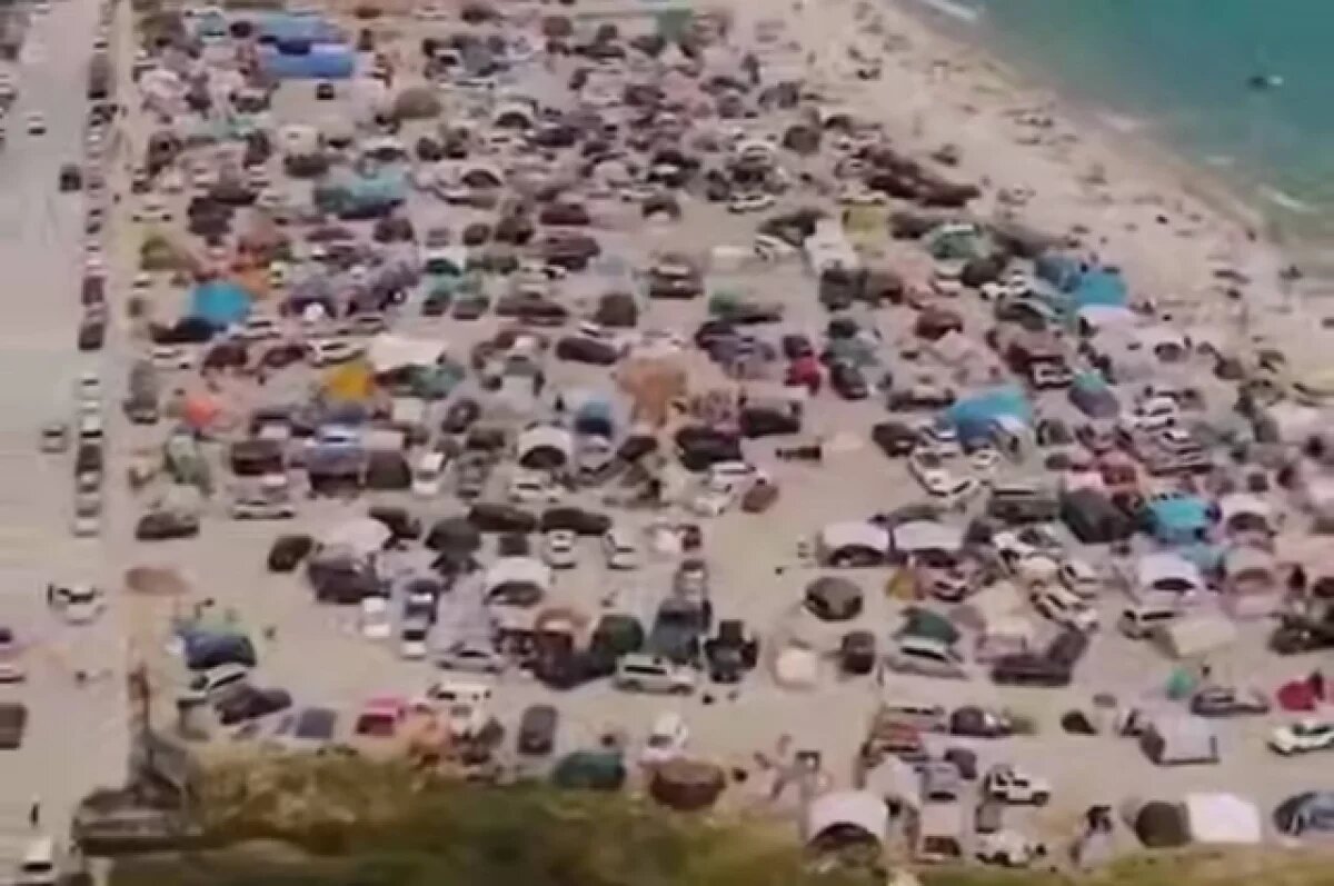    Местные жители подшучивают, что пейзаж на побережье сильно смахивает на Крым или Краснодарский край