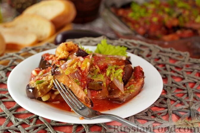 баклажаны, помидоры, лук репчатый, сельдерей черешковый, масло растительное, уксус яблочный, сок лимона, чеснок, сахар, соль, перец чёрный молотый