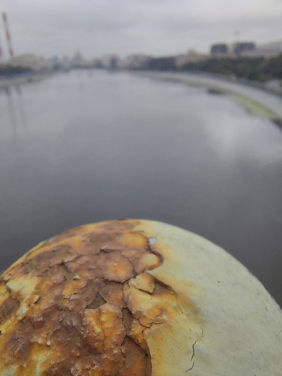 Ржавчина на фоне реки. Какой-то совсем постмодернизм получился, но для заставки сгодится 🤭