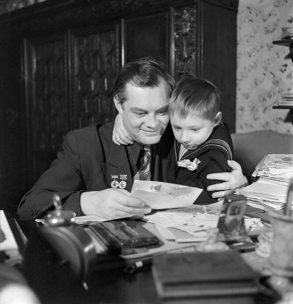    Павел Кадочников с сыном читают корреспонденцию. 1950 год. Фото: ru.wikipedia.org/ Н. Драчинский