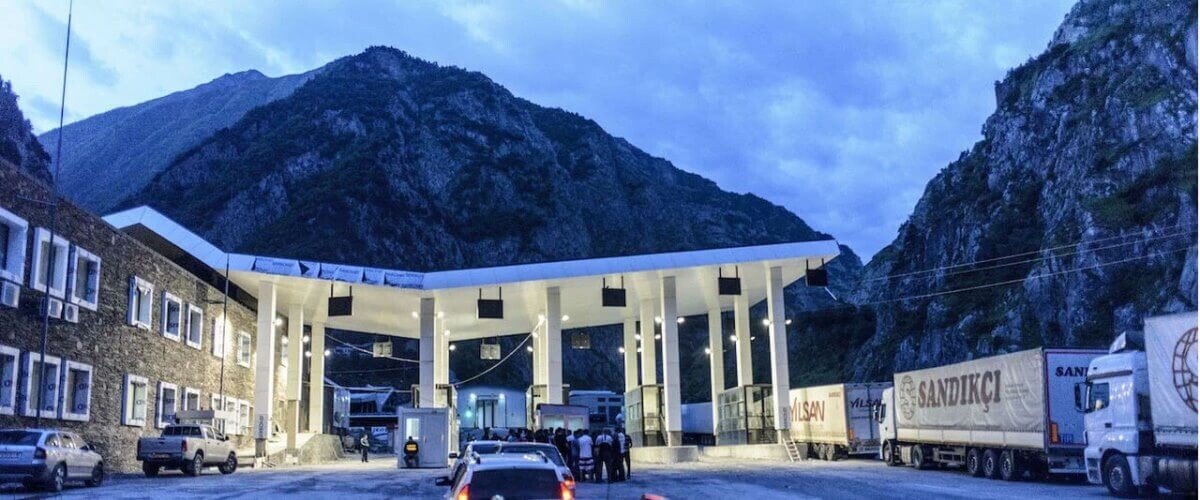 ОЧЕРЕДЬ ГРУЗОВИКОВ НА РОССИЙСКО-ГРУЗИНСКОЙ ГРАНИЦЕ ПРИБЛИЗИЛАСЬ К ТЫСЯЧЕ