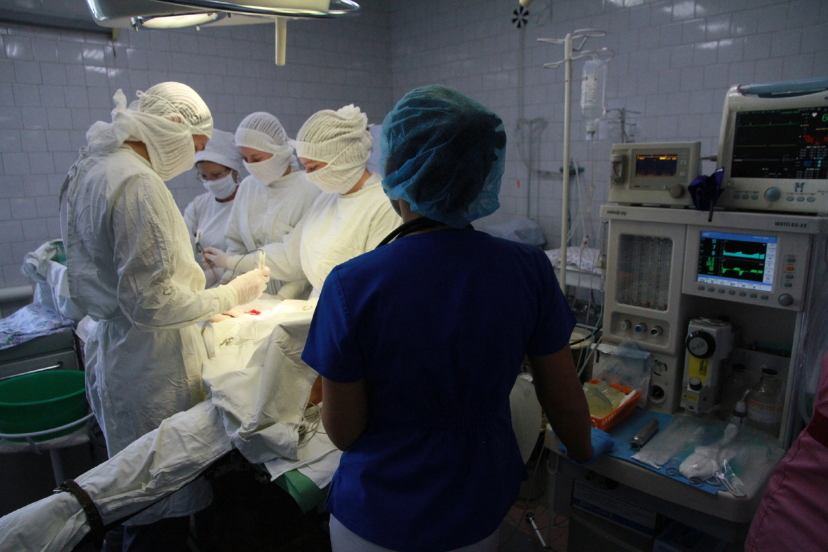 Медики уже были готовы к операции. Фото: Олег Укладов