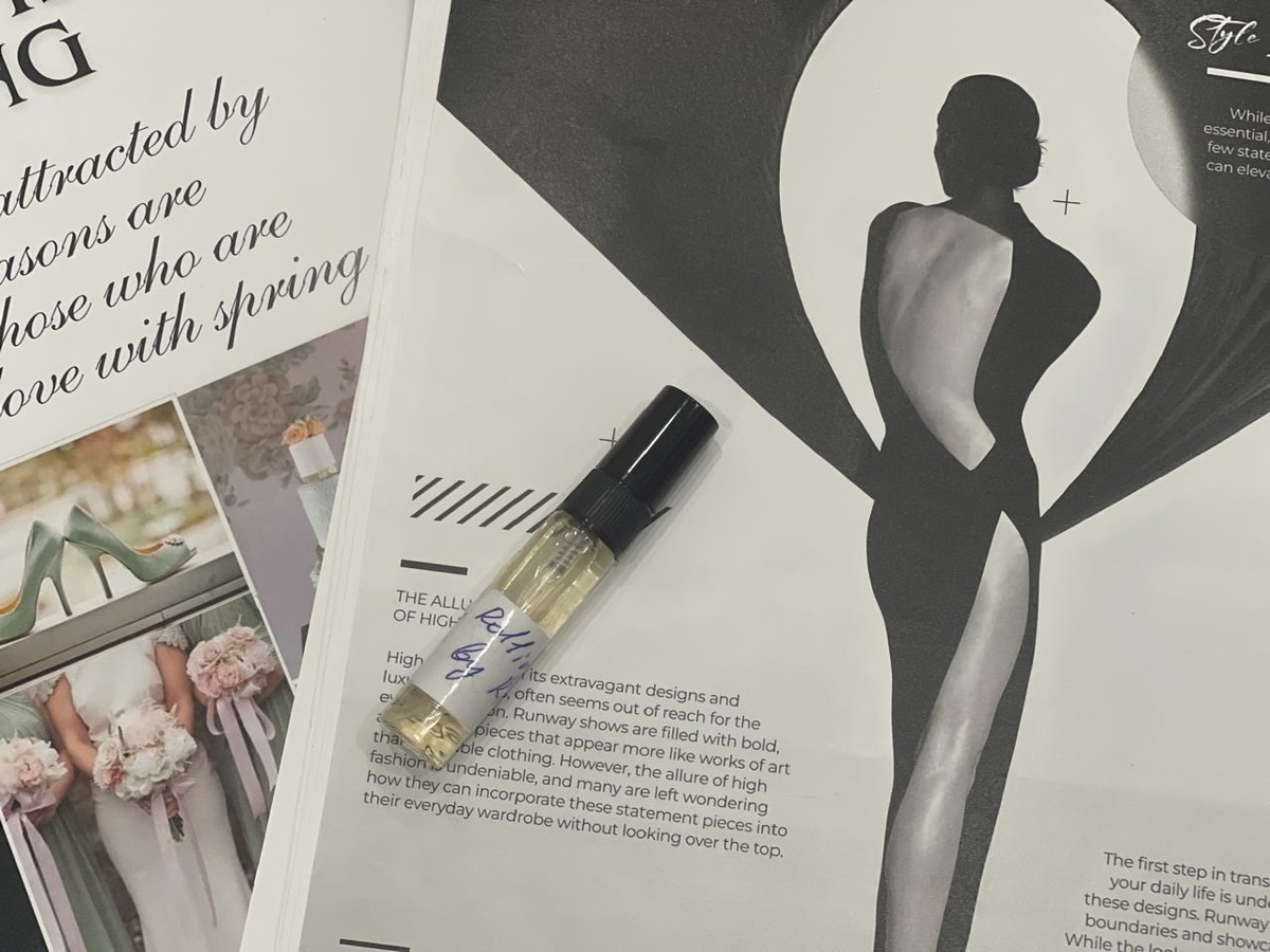 Rolling in Love By Kilian — это аромат для мужчин и женщин, он принадлежит к группе восточные цветочные. Rolling in Love выпущен в 2019 году. Парфюмер: Pascal Gaurin. Верхние ноты: Миндальное молочко и Амбретта; средние ноты: Ирис, Фрезия, Гелиотроп, Малина, Гедион и Пион; базовые ноты: Тубероза, Ваниль, Бобы тонка, Мускус, Карамель и Лактоны.