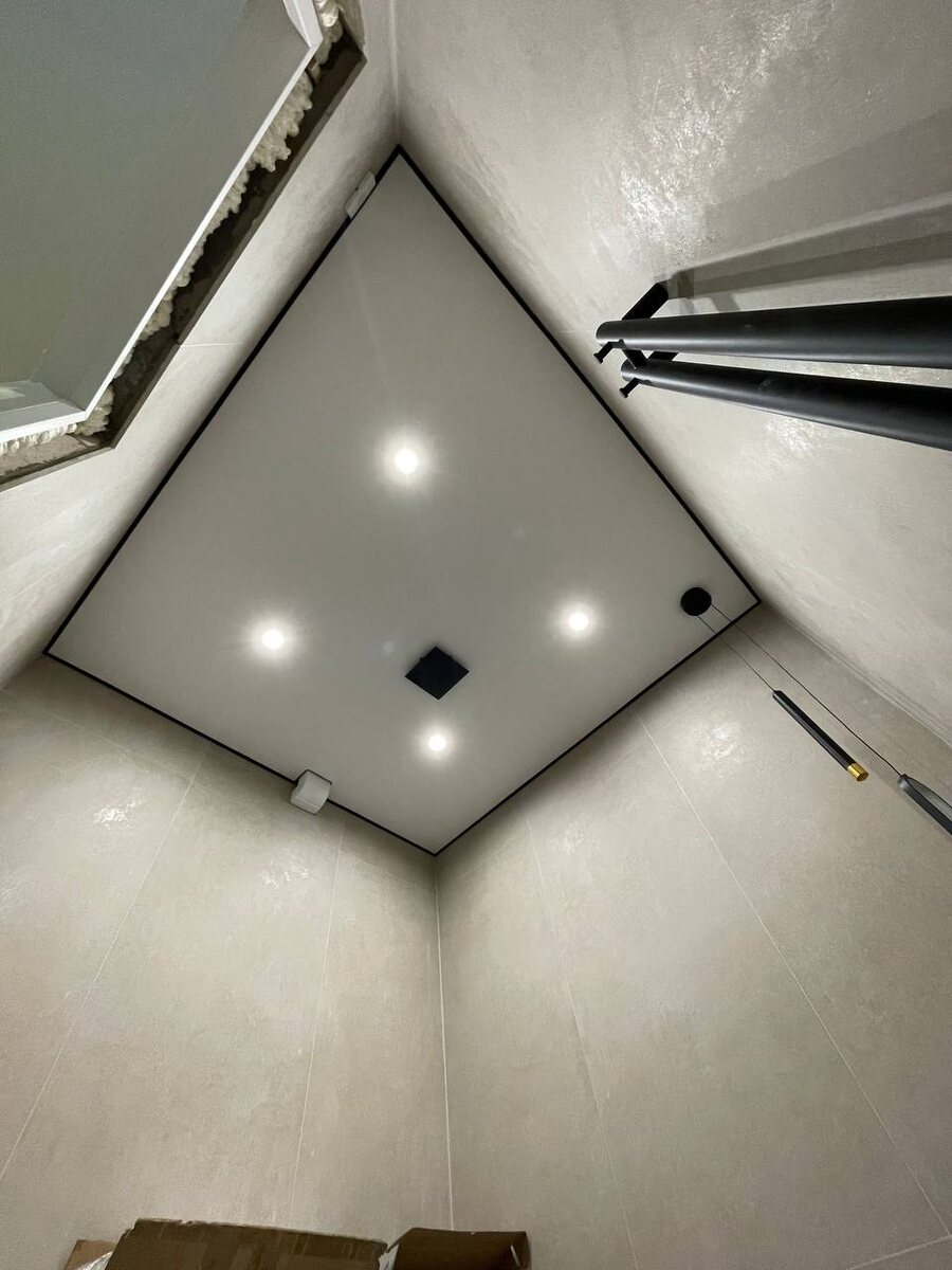 натяжной потолок в ванной комнате 