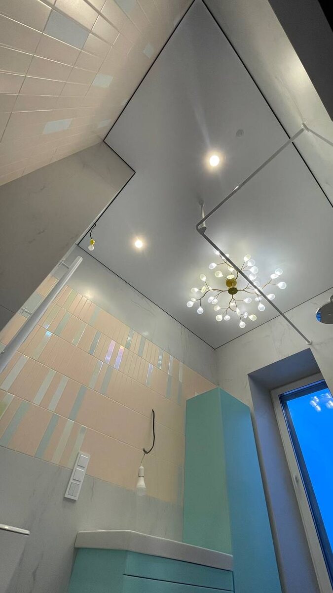 натяжной потолок в ванной комнате