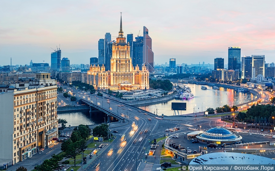 Москва. Вид на Новоарбатский мост и гостиницу «Украина»