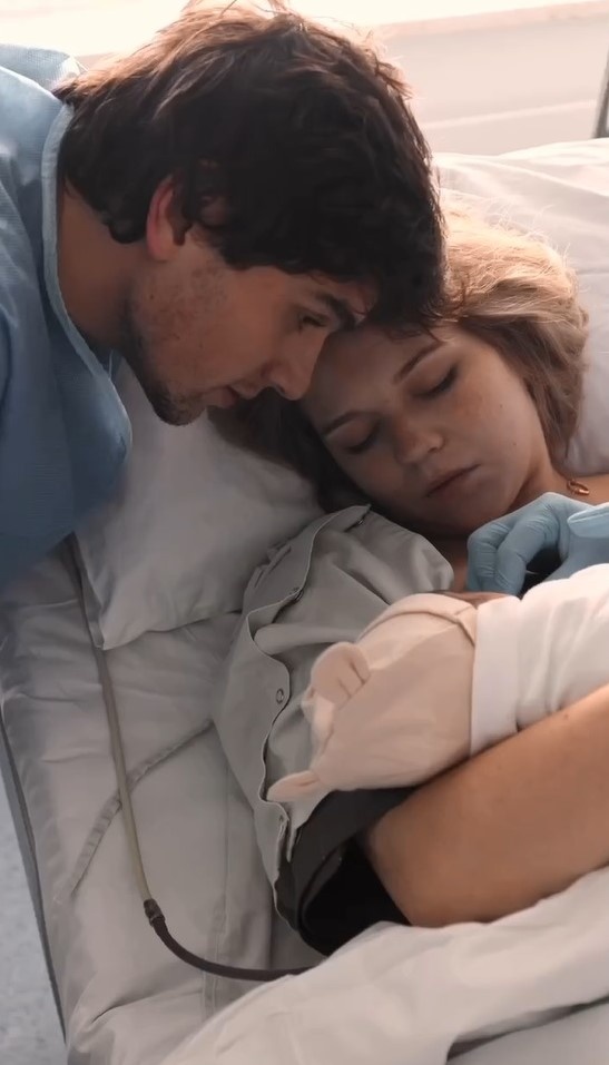    Макар Игнатов и Александра Трусова с сыномКадр из видео