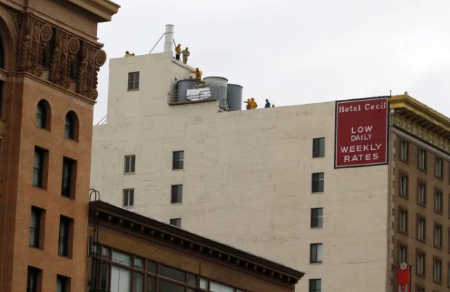 Пожарные извлекают тело, найденное внутри резервуара с водой на крыше отеля Cecil в Лос-Анджелесе во вторник, 19 февраля. По данным полиции, тело молодой женщины, вероятно, разлагалось более двух недель.