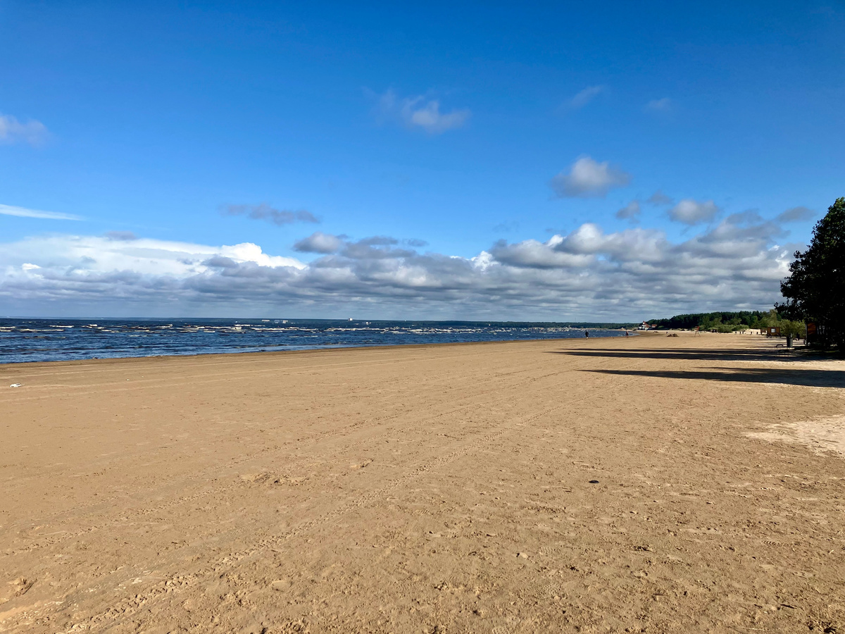 Фото автора. Середина августа. Утро на безлюдном пляже. Барашки и особая отмосфера. 