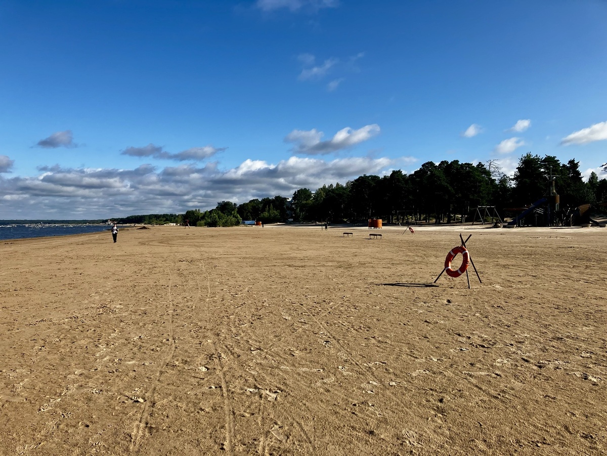 Фото автора. Курортный пляж в середине августа. 