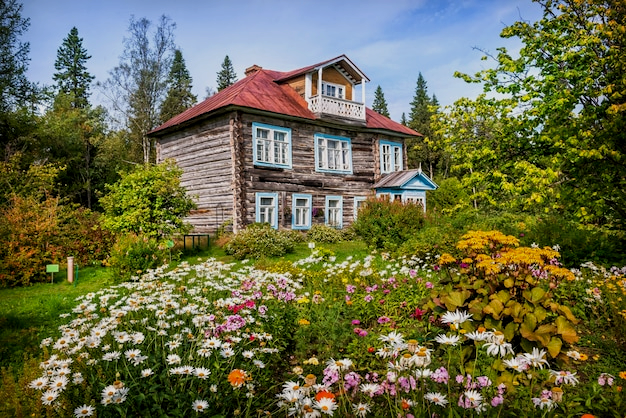 Ботанический сад на Соловецких островах. "Дача архимандрита". Фото freepick.com