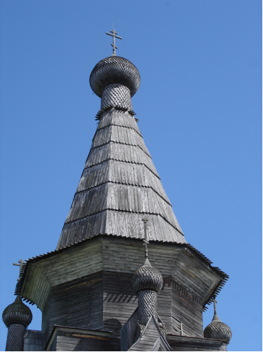Маковки куполов шатровой Вознесенской церкви (1651 г.) 
                крытые лемехом,  дер. Пияла на р. Онеге 

