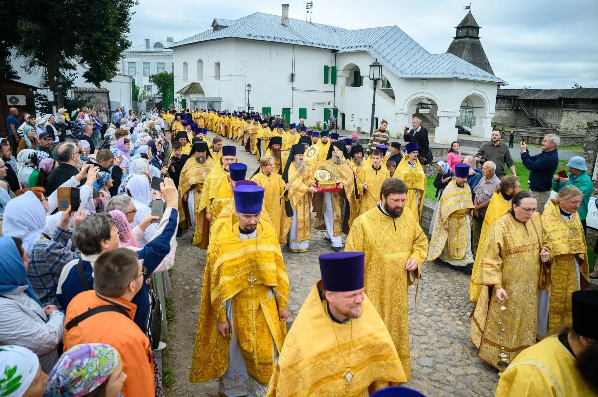    Мощи святителя Тихона встретили в Псковской епархии