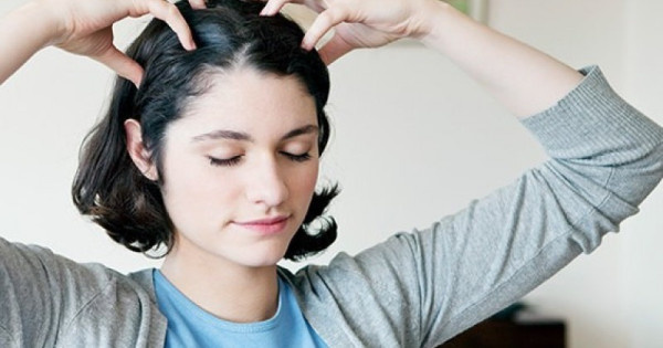 Как делать: погрузите пальцы рук в волосы и мягко посдвигайте кожу вперед назад загребающими движениями по всей поверхности черепа. В произвольной форме помассируйте зону ключиц, можно погружаться пальцами под и над ними. Также можно аккуратно простучать их пальцами, создавая вибрацию. Можно лежа в кровати.