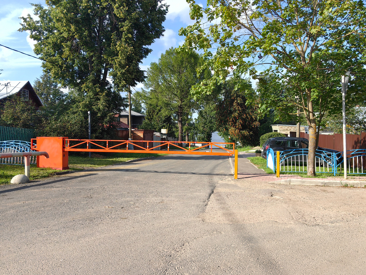 Шлагбаум в деревни Большая Черная