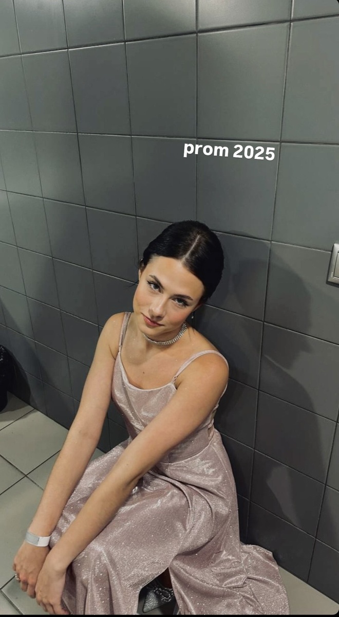    Младшая дочь Михаила Ефремова и Софьи Кругликовой — Надежда Ефремова танцует с юных лет и мечтает связать судьбу с танцами Личная страница героя публикации в соцсети