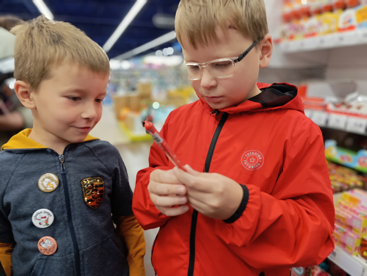 Вадим и Паша себе концелярию выбирали к учебному году. Паша взял ручку, в которой лабиринт
