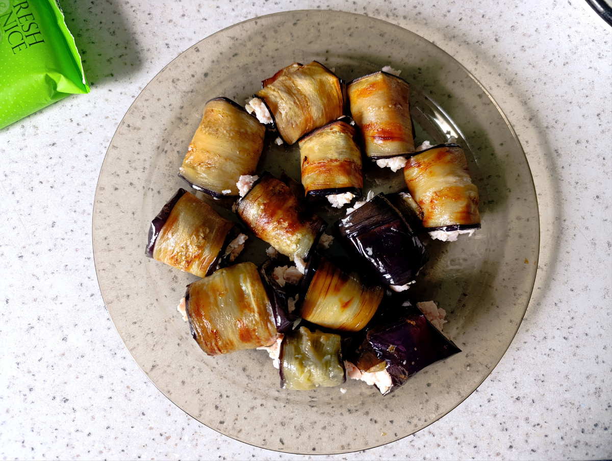 Внутри сыр, ветчина, майонез, чеснок