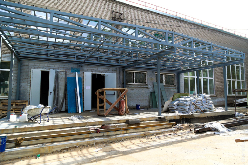    Работы в школах № 25 и 40 проверили мэр Роман Маслов и сенатор Евгений Богомазов. Выездное совещание прошло 12 августа.