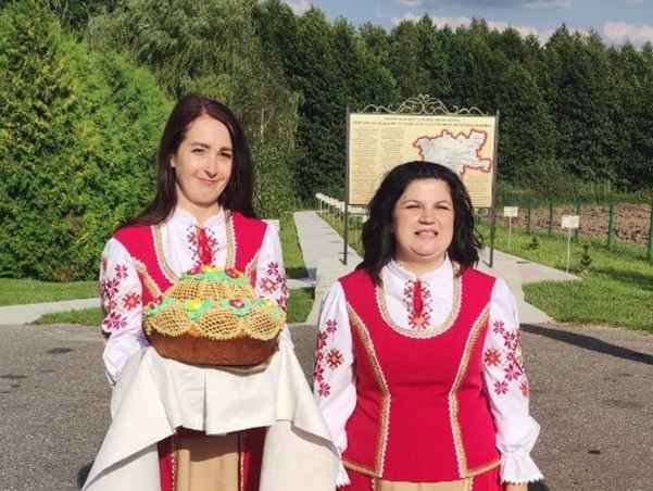    Нижегородцев встречали с караваем