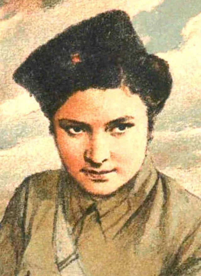 Как указывалось в наградном листе, в боях за родину Кларисса Чернявская «совершила ряд истинно героических подвигов, проявив мужество и отвагу, беспредельную любовь к бойцам и командирам». Фрагмент открытки 1943 года./Из коллекции РНБ/РЕПРОДУКЦИЯ АВТОРА