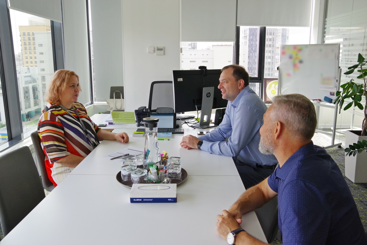 Подписание соглашения. Ю.Виноградова, П.Новгородов, В.Ромашин.  