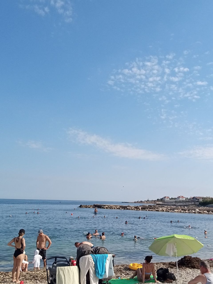 Много семей с маленькими детьми. Заход в море плавный