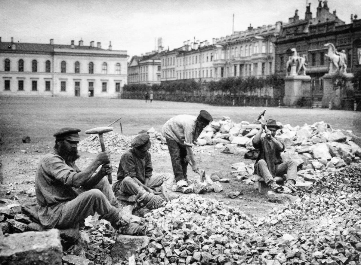 Чёрно-белое фото стройки. Эпоха “До BIM-Сканера”. 2018 год.