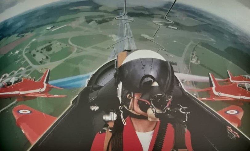 "Красные стрелы", показательная команда британских ВВС, могут поспорить с любой птицей в выполнении акробатических трюков.