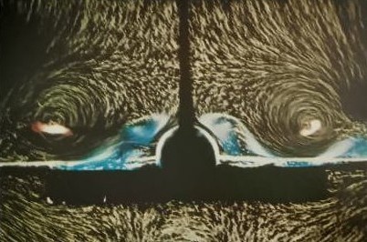 Модель самолета в аэродинамической трубе демонстрирует возникновение турбулентности. Аэродинамические трубы используются для проверки прохождения воздушного потока по моделям новых самолетов. В трубу вводится дым, чтобы сделать воздушный поток видимым.
