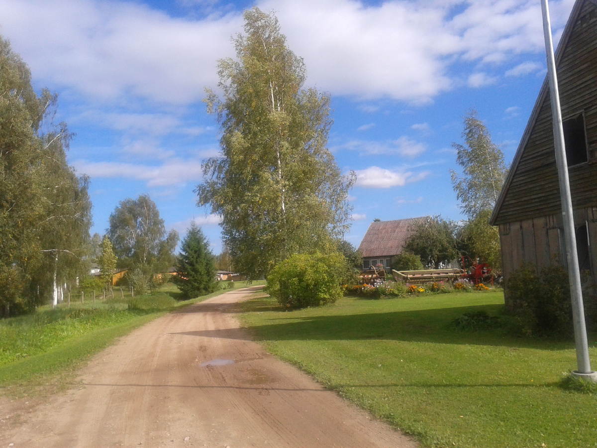 Главная улица Калнцемпьи © aluksniesiem.lv