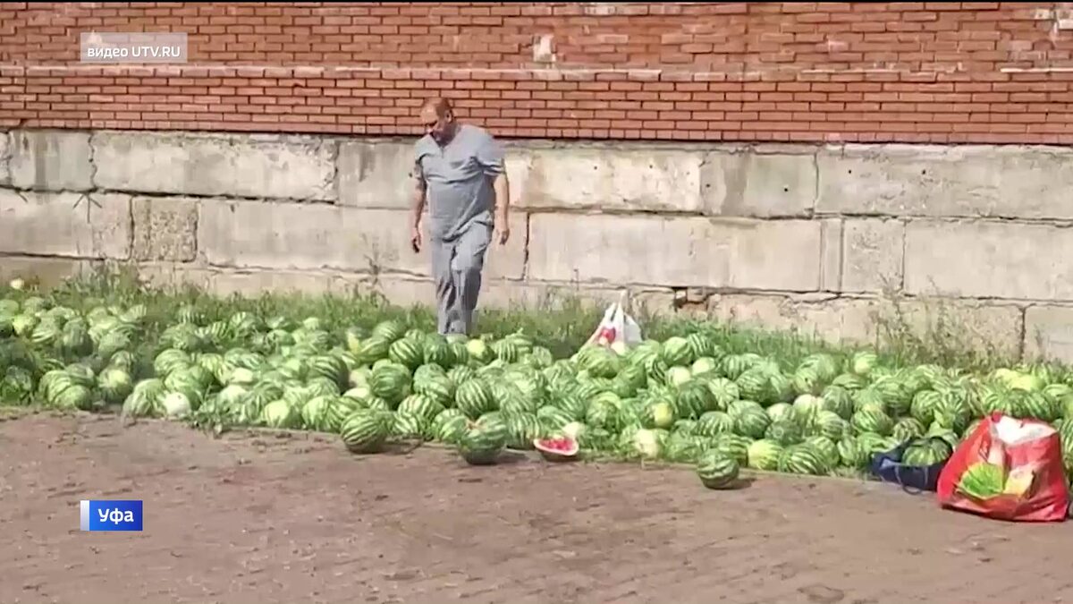    В уфимском соборе разобрали все бесплатные арбузы