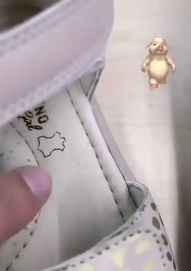 Скриншот из видео. Отверстия на обуви сделаны для вентиляции ступни