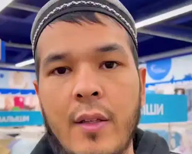 Скриншот из видео. Блогер возмущается обуви, сделанной из свиной кожи