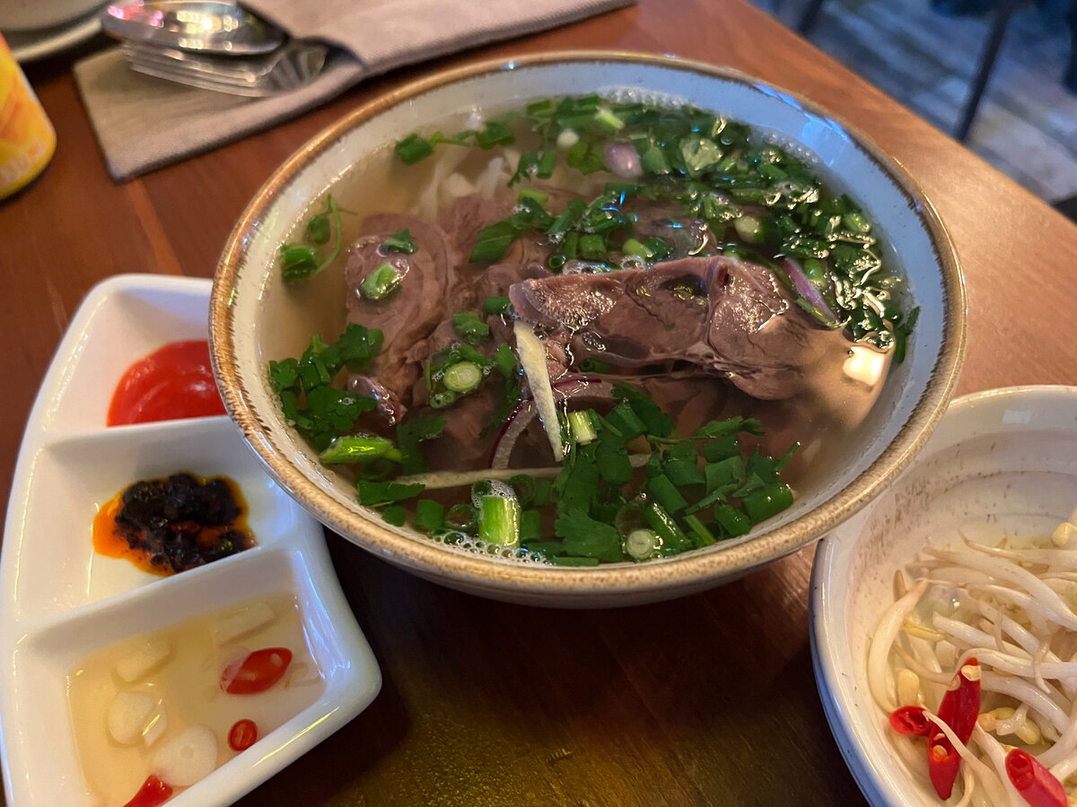 Суп Фо Бо, как считается, появился во Вьетнаме в начале XX века, примерно в 1910-1920-х годах. Он возник в северной части страны, в частности, в Ханое. Суп Фо Бо сочетает в себе элементы французской и китайской кухонь, адаптированные к местным вкусам