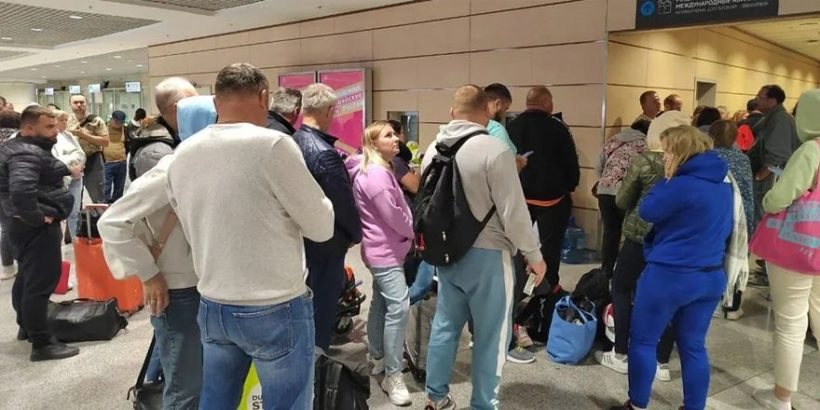 Пассажиры в очереди на сдачу заявлений о задержке багажа