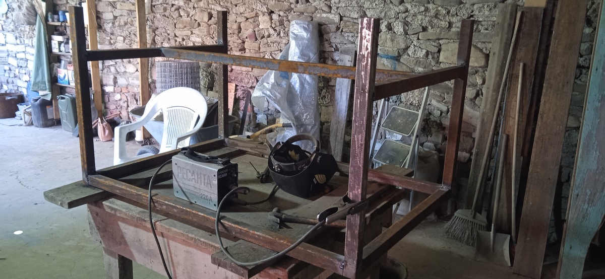 Основа стола ногами к верху