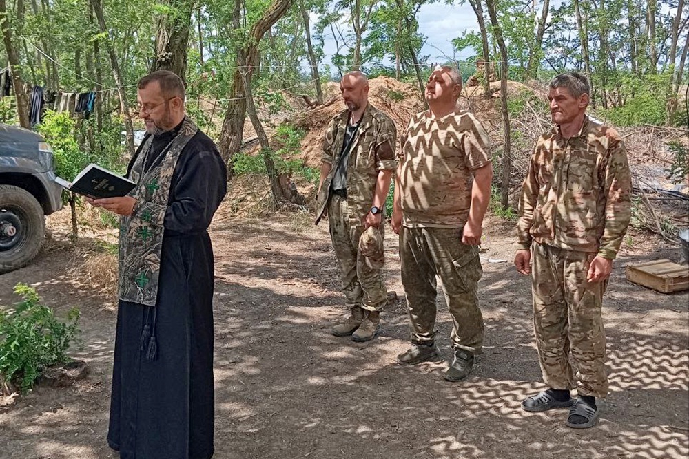 Богослужения батюшка чередует с военной службой. / Андрей Полынский