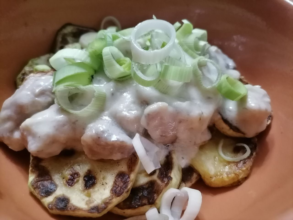 Кабачки, жареные на сковороде под мясом и грибами в сметанном соусе