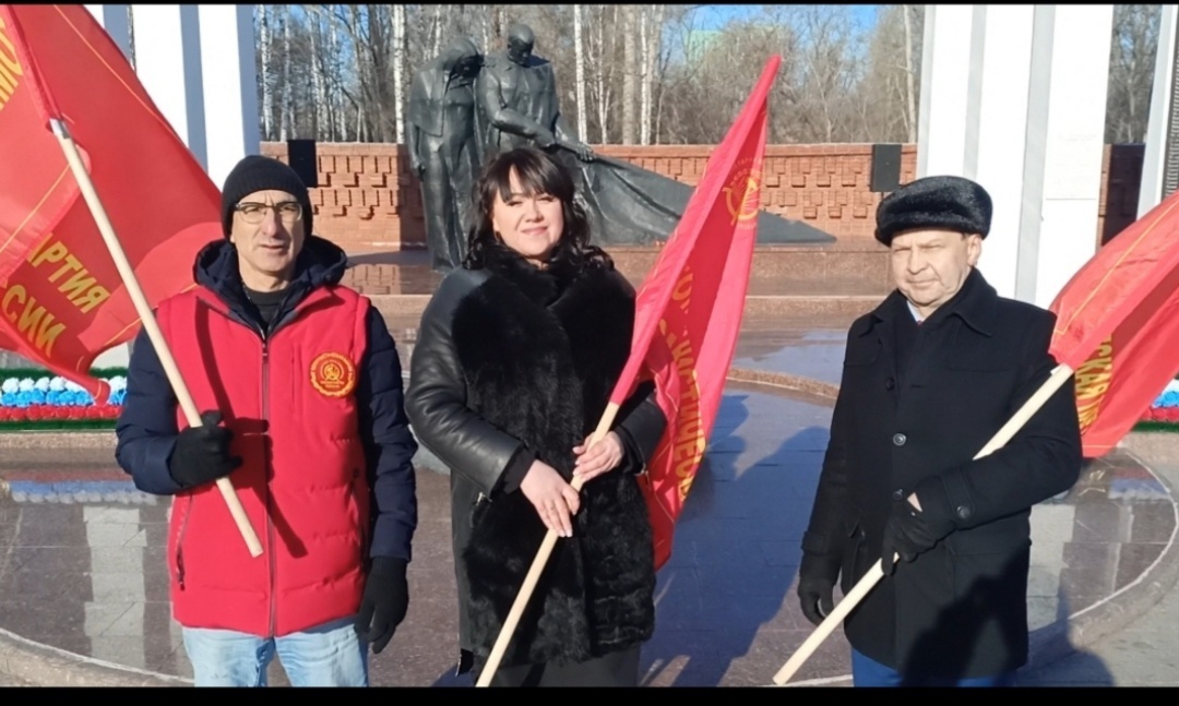 Динар Абукин как всегда слева