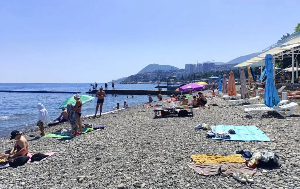     Туристы на пляже в Алуште. © "Интерфакс"